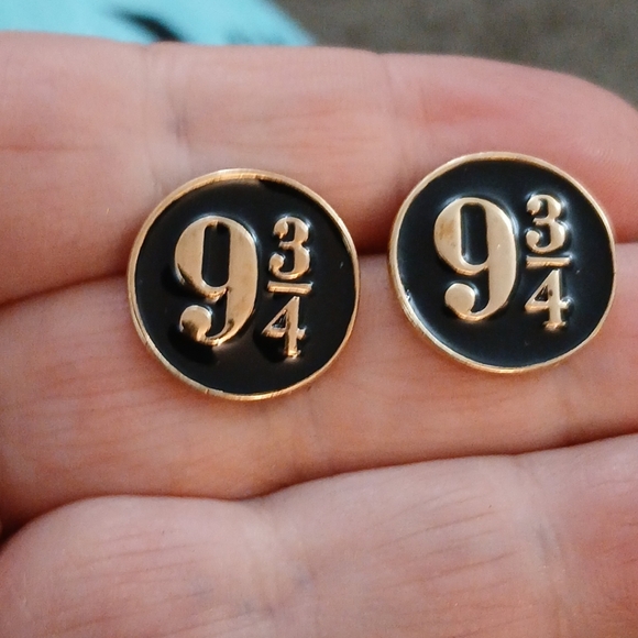 NWOT Harry Potter 9 3/4 Stud Earrings Train Station Platform - Picture 1 of 3